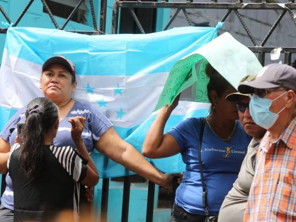 Vecinos del sector Lomas del Diamante de la capital de Honduras protestaron este lunes frente a las oficinas de la Alcaldía Municipal del Distrito Central (AMDC) exigiendo elecciones transparentes para su patronato.