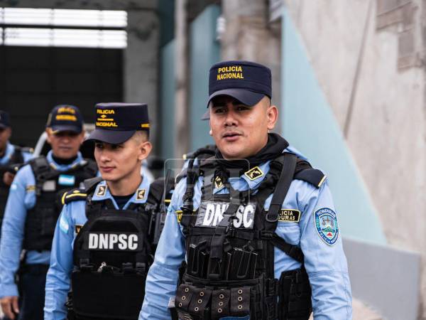 Desde temprano, los agentes policiales se apostaron dentro y fuera del estadio para brindar seguridad.