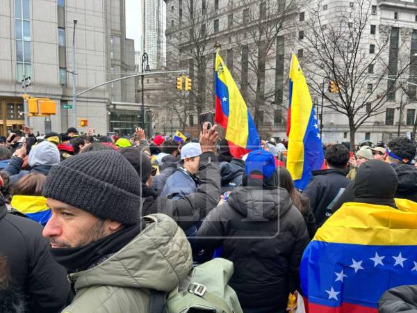 Decenas de manifestantes expresaron su respaldo a las acciones judiciales emprendidas por Estados Unidos contra Nicolás Maduro y su esposa, quienes este lunes 5 de enero estuvieron afuera de la Corte del Distrito Sur de Nueva York.