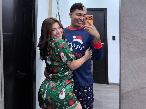 La Nochebuena en Honduras no solo se llenó de luces y tamales, sino también de momentos íntimos compartidos por las figuras públicas. La pareja que volvió a encender las redes fue Milagro Flores y Lester Cardona, más conocido como Supremo, quienes optaron por la comodidad y la diversión luciendo pijamas navideñas.