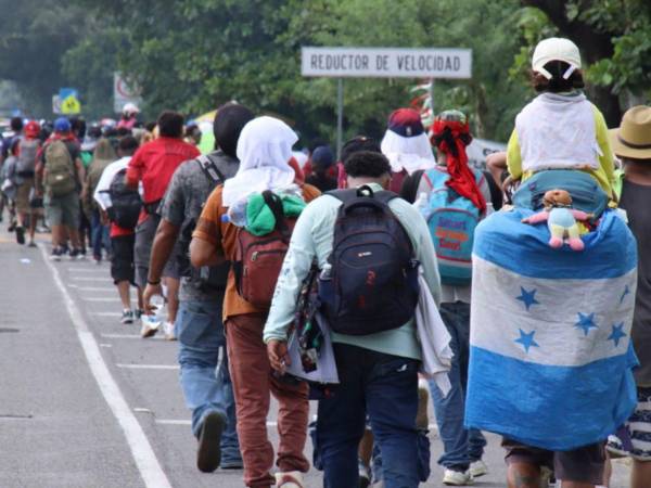 Una caravana integrada por unos 300 migrantes, en su mayoría hondureños, ingresó a México desde Guatemala con la intención de avanzar hacia el norte del país: algunos para llegar a Estados Unidos y otros para permanecer en territorio mexicano.