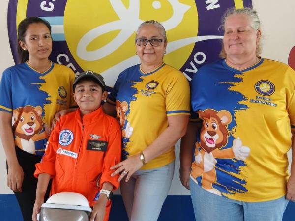 Los estudiantes de la escuela Lions, en la colonia Vista de Satuyé de La Ceiba, recibieron la visita de André Enoc Mejía, el niño astronauta.