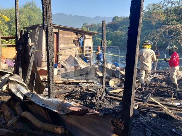 En horas de la madrugada de este miércoles se registró un voraz incendio que cobró la vida de seis integrantes de una familia en el bordo de Esquipulas, ubicado en la aldea El Carmen, en San Pedro Sula, Cortés.