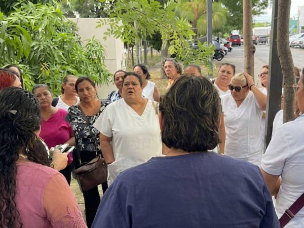 Las y los enfermeros auxiliares llegaron este lunes a los juzgados de lo civil para denunciar a la asociación por no devolverles sus aportaciones.