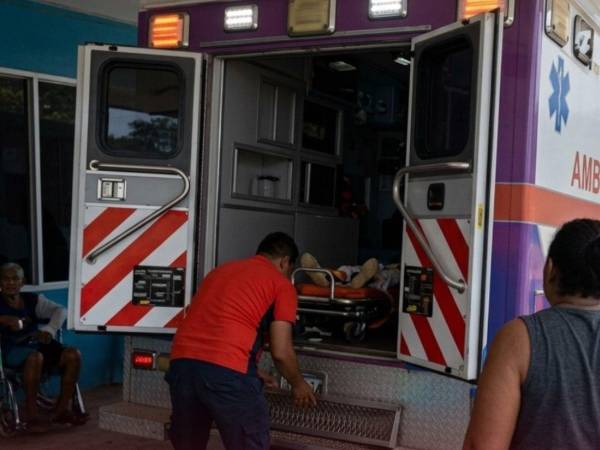 De manera preliminar, se informó que el hijo de la víctima también resultó herido de gravedad y permanece bajo observación médica.