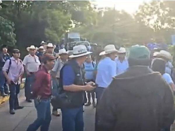 Pobladores bloquearon la carretera internacional CA-11 en Copán Ruinas para exigir obras de protección en el río Copán y suspender permisos de extracción de materiales.