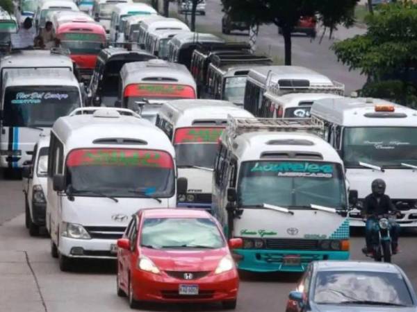 Ante las alzas en los precios de los combustibles, algunos dirigentes del transporte anunciaron aumentos al pasaje.