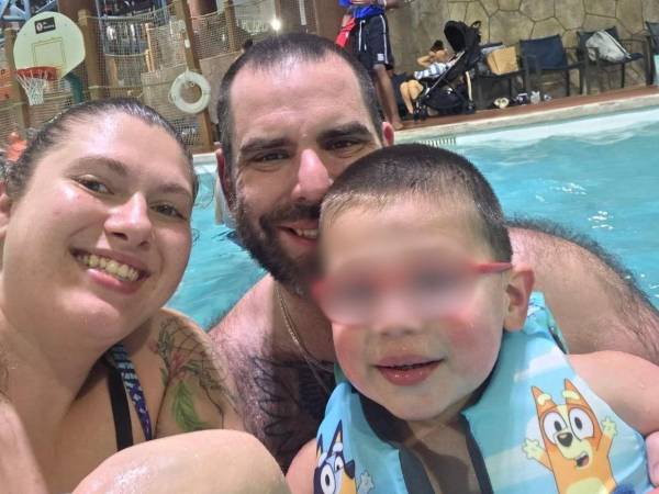 Una mujer identificada como Metallica Rose Harrison, de 27 años, está siendo acusada de haber asesinado a puñaladas a su esposo, Charles, y su hijo de apenas 3 años, en un complejo turístico familiar situado en Scotrun, Pensilvania, durante los últimos días.