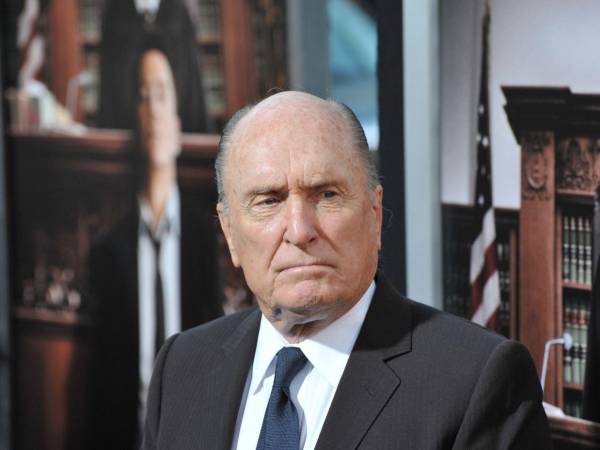 Nacido en 1931 en San Diego, California, Robert Duvall tuvo una formación académica y militar previa a la actuación que le otorgó una disciplina y una presencia escénica que lo distinguirían rápidamente de sus contemporáneos en la escena neoyorquina.