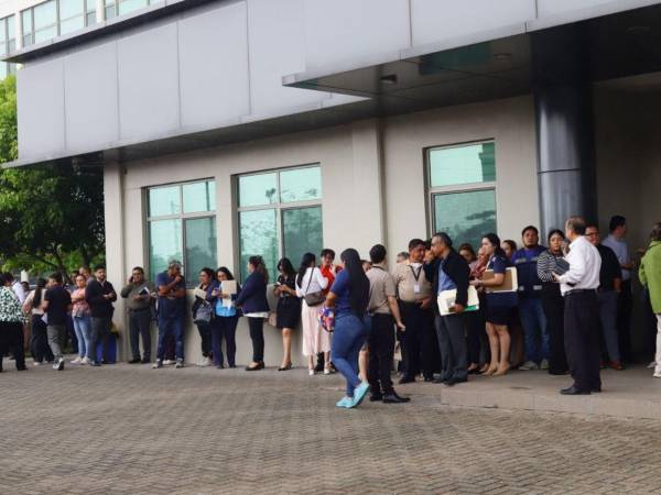 Todos los edificios de San Pedro Sula fueron evacuados tras el movimiento telúrico como precaución. Aquí las imágenes de las personas saliendo y esperando en la calle para poder regresar.