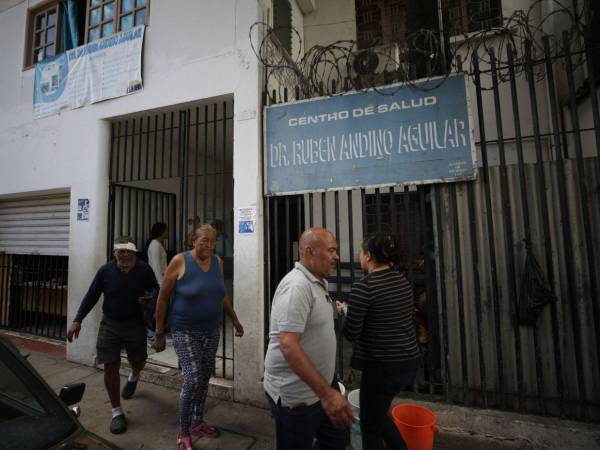 Las últimas lluvias registradas en el Distrito Central (DC) han empeorado la situación. El agua se filtra y el material se desprende del techo y las paredes.