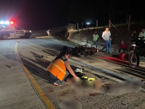 Las tres jovencitos quedaron tirados en el pavimento, a un lado de sus motocicletas, destruidas por el fuerte impacto.