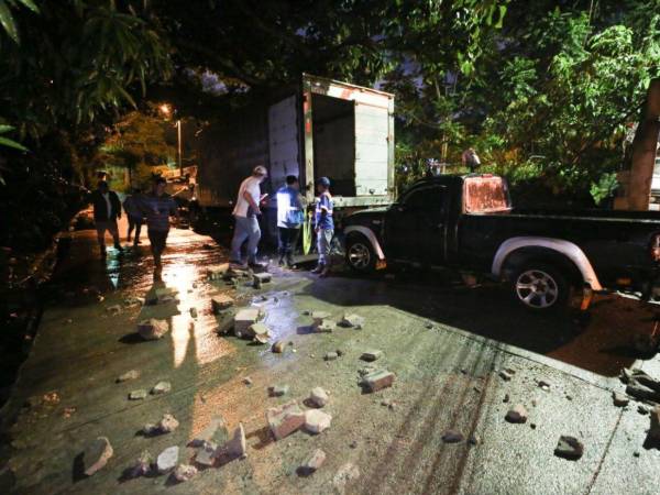 El muro perimetral del Instituto Nacional de Formación Profesional (INFOP), ubicado en la colonia La Pradera de Tegucigalpa, colapsó durante la noche del miércoles 9 de octubre debido a las intensas lluvias que se han registrado en la capital hondureña.