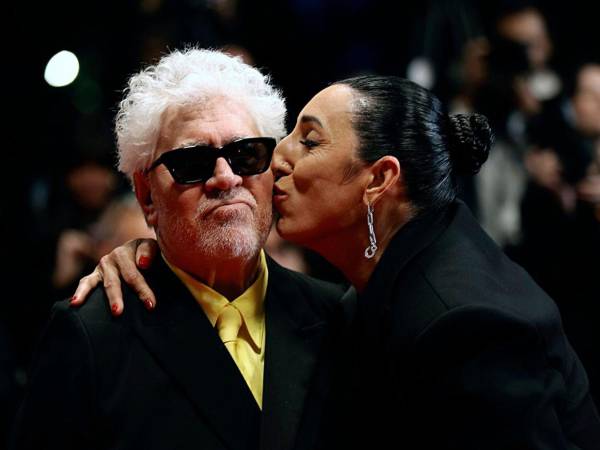 El director manchego, visiblemente emocionado, agradeció al público su calor y confesó que los espectadores del festival son los más cariñosos que ha conocido a lo largo de su carrera.