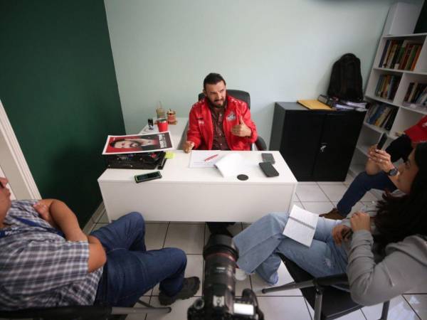Periodistas de El Heraldo en entrevista con el precandidato presidencial, Rasel Tomé, en su oficina de la sede del movimiento Morena.