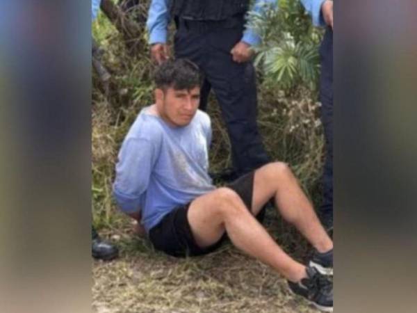 El sujeto fue detenido por elementos de la Policía Nacional después de cometer el hecho violento.