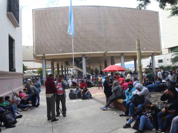 Decenas de socios que invirtieron sus ahorros en Koriun llegaron a protestar al Congreso Nacional.