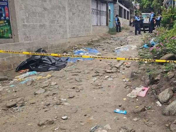 El cuerpo quedó tendido a la orilla de una calle de tierra.