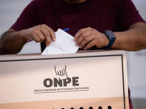 La secretaria general del JNE, Yessica Clavijo, informó que el recuento de votos de un centenar de actas empezará el lunes próximo, en sesión virtual pública.