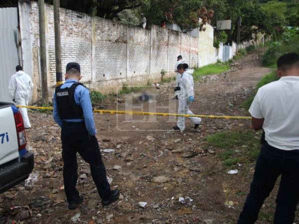 El cuerpo sin vida de un hombre fue hallado en una solitaria calle de la colonia Santa Isabel, en Tegucigalpa.