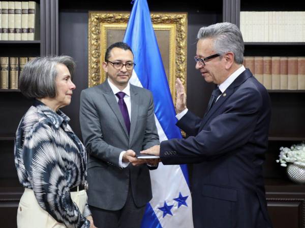 La canciller Mireya Agüero, al momento de juramentar a Roberto Flores Bermúdez que ocupará el cargo de embajador de Honduras en los Estados Unidos.