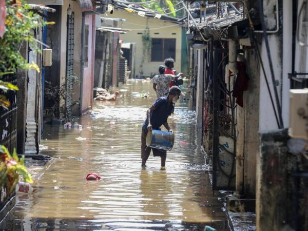 El presidente indonesio, Prabowo Subianto, visitó hoy la provincia de Aceh, una de las más afectadas por el desastre, donde anunció varias medidas de ayuda económica para los afectados.