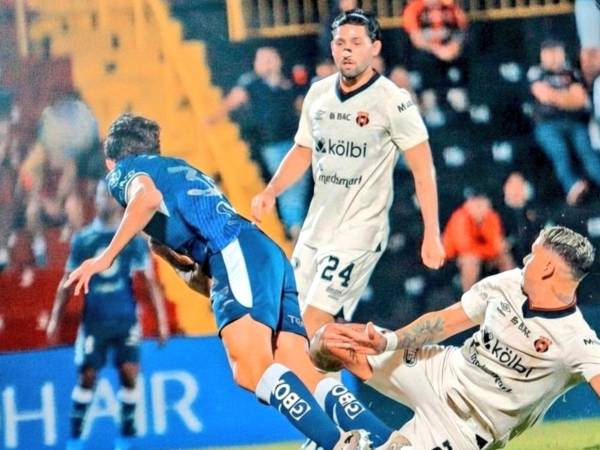 Sobre la hora y de palomita, Vásquez marcó el gol que sentenció el partido en cancha de La Liga.