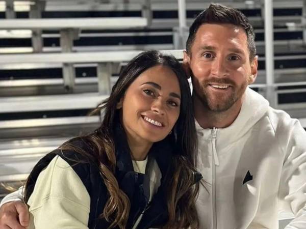 Lionel Messi junto a su esposa.