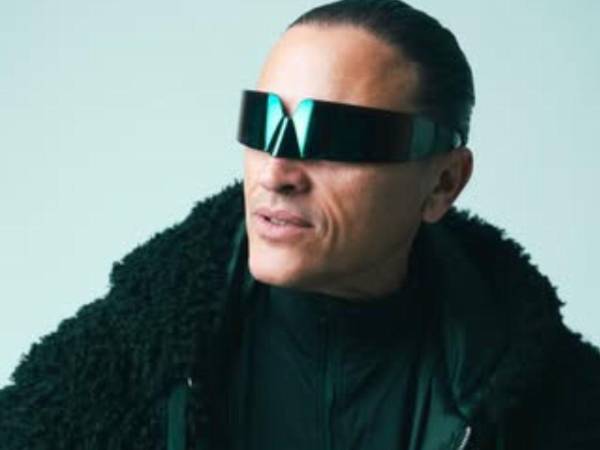 Poeta Herío llegó primero a un colmado en Higüey, República Dominicana, y cautivó a la audiencia.