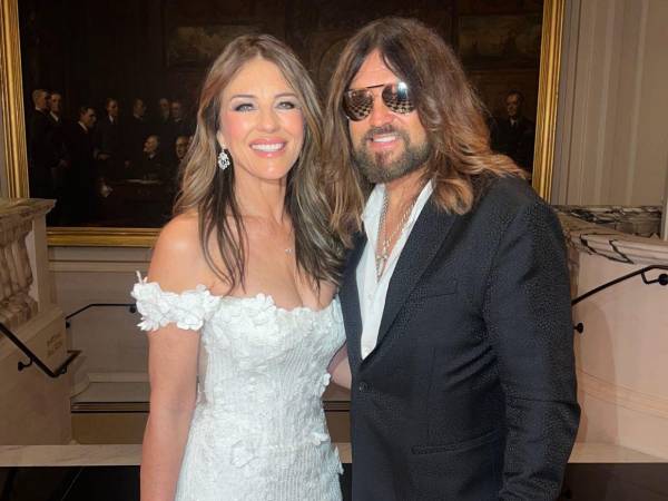 Billy Ray Cyrus, padre de la cantante Miley Cyrus, y Hurley mantienen una relación desde la Pascua de 2025.