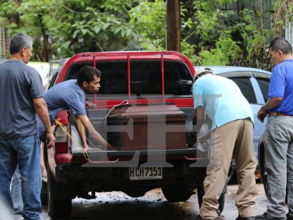 Según información proporcionada por testigos, el chófer del Rapidito perdió el control del vehículo y se subió a la acera en la que se encontraba el hombre de la tercera edad, al cual terminó impactando.