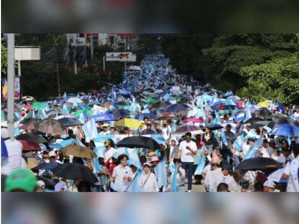 Decenas de personas formaron parte de la caminata de las iglesias.