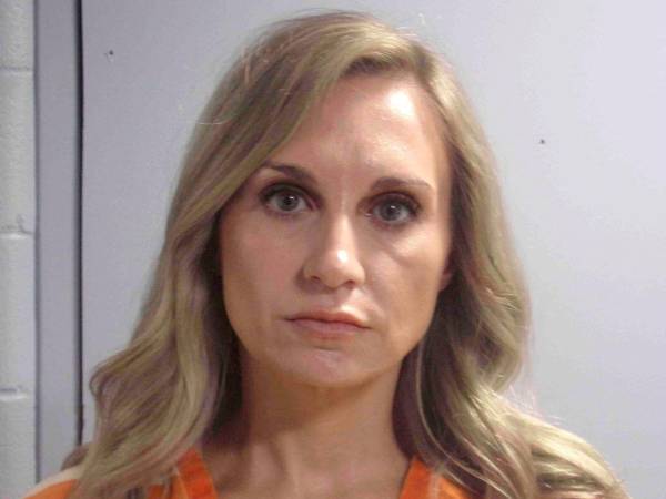 A 90 días de prisión fue condenada Misty Roberts tras ser hallada culpable de delitos relacionados con una relación sexual que mantuvo con un menor de edad, quien era amigo de su propio hijo. Aquí los detalles del caso registrado en Estados Unidos: