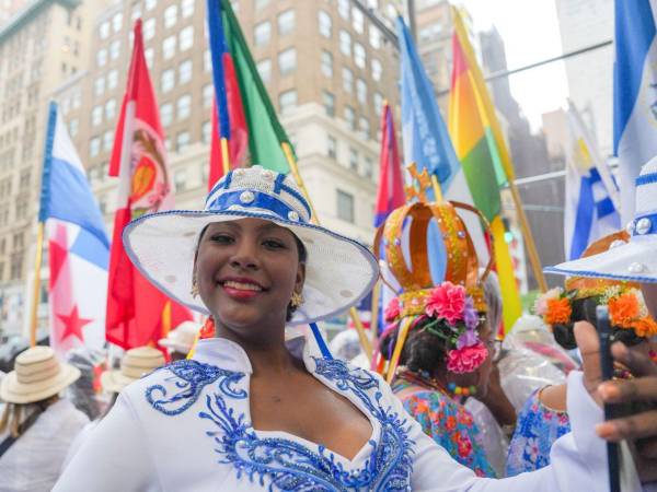 La lluvia acompañó este domingo 11 de octubre el Desfile de la Hispanidad de Nueva York, en el que las tradiciones, la música y los trajes típicos de España y una veintena de países latinoamericanos volvieron a recorrer la Quinta Avenida de Manhattan.