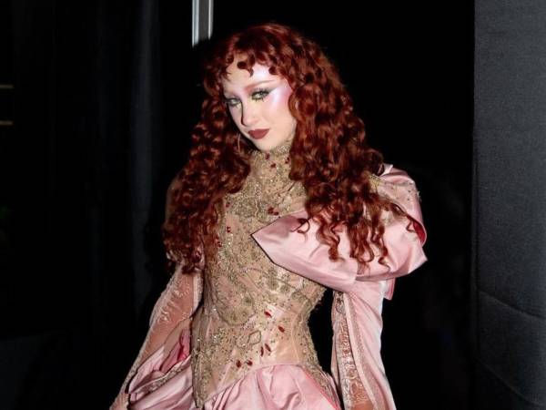 Semanas después de que un guardaespaldas protagonizara un tenso episodio con la hija del actor Jude Law, Chappell Roan regresó a la escena pública en la primera jornada del festival Coachella 2026.