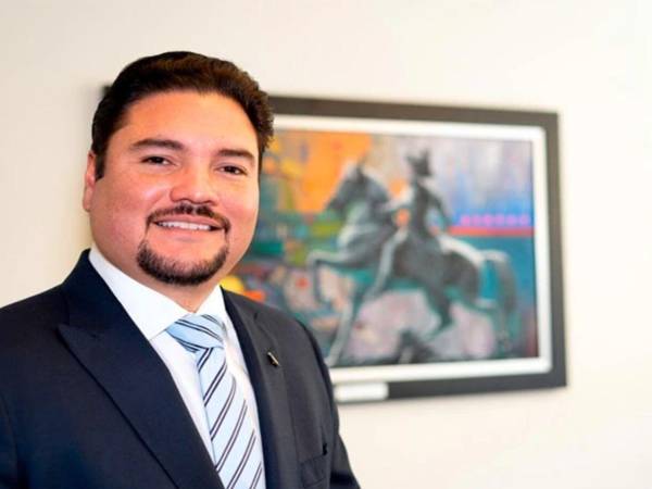 El presidente de la Fundación 15 de Septiembre apuntó que el canciller Javier Bú Soto estaría violentando derechos constitucionales con la retención de los DNI a menos de tres mees de los comicios generales.