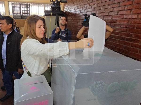 Tras ausentarse del banderillazo inicial en el Instituto Central, Cossette López acudió a votar a las 9:00 a.m. al Instituto José Cecilio del Valle. Aquí las imágenes.