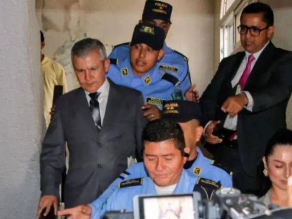 El exjefe del Estado Mayor Conjunto de las Fuerzas Armadas, Roosevelt Hernández, enfrenta un proceso judicial por presuntos delitos contra cuatro periodistas.