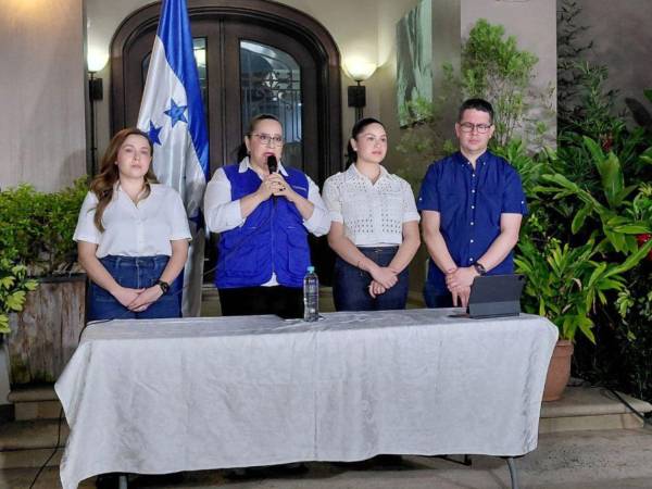 Ana García de Hernández, esposa del expresidente Juan Orlando, junto a sus tres hijos.