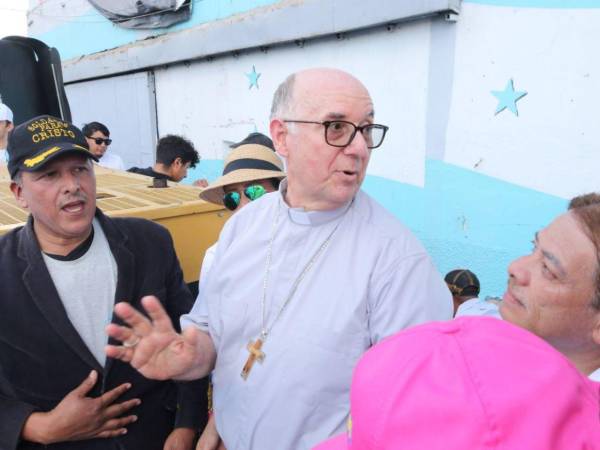 Las autoridades de ambas iglesias estuvieron juntas al finalizar la caminata.