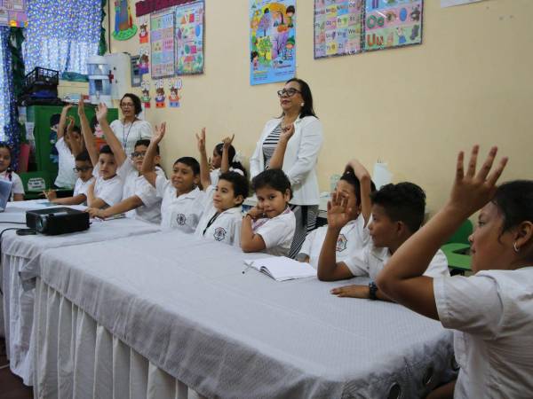 Los niños del Comité Ambiental del Centro de Educación Básica Roberto Suazo Córdova, acompañados de sus maestras guías, reciben la charla de Economía Circular.