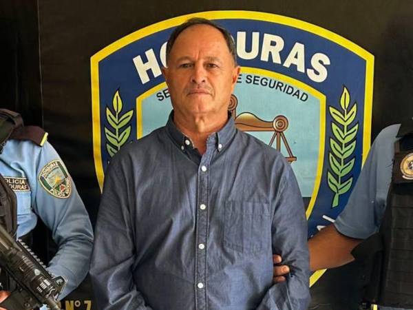 Un maestro de 64 años de edad fue capturado por suponerlo responsable del delito de violación especial en perjuicio de una menor de 13 años de edad. El docente fue identificado como Henry Antonio Valladares Vallecillo.