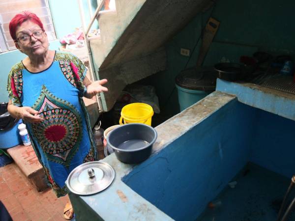 La falta de agua ha cambiado hasta las mañanas de María Elena: algunos días decide no levantarse porque sabe que no podrá hacer las tareas de su hogar.