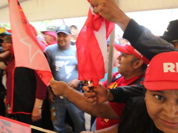 La quema de la bandera liberal ocurrió en los bajos del Congreso Nacional.