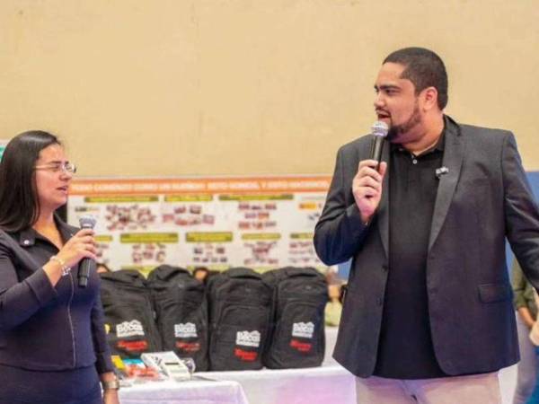 Expertos sostienen que la diputada Isis Cuéllar se debe apartar del cargo por mientras se investiga el uso de fondos en Sedesol. José Carlos Cardona renunció como ministro de la entidad.