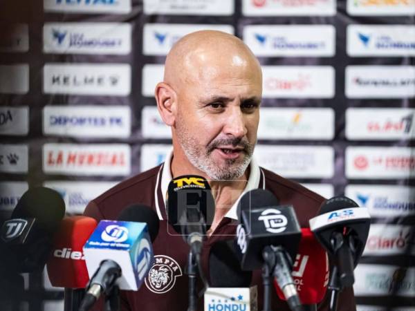 El estratega uruguayo de los albos señaló que la parte física sigue afectando a sus jugadores.