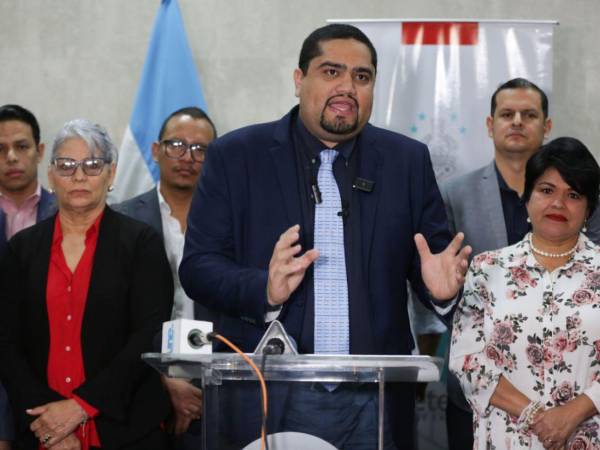 José Carlos Cardona ha estado en el ojo del huracán ya que como titular de Sedesol se desviaron fuertes sumas de dinero gestionadas por la diputada Isis Cuéllar.