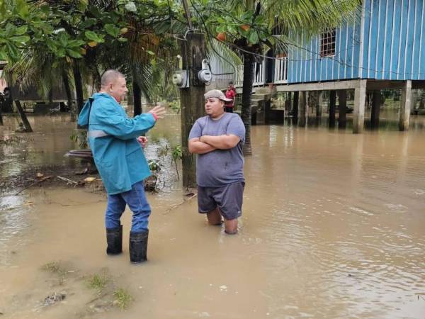 Las autoridades piden a los pobladores de las zonas anegadas salir de sus viviendas para evitar tragedias.