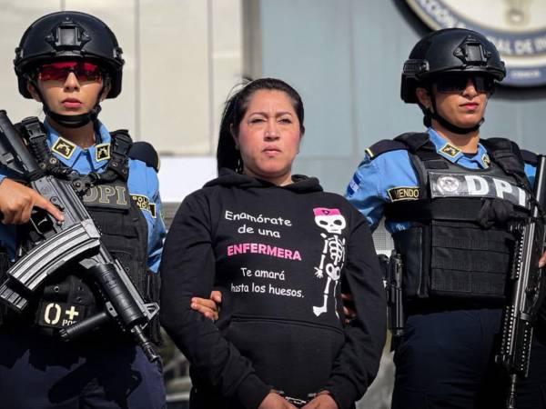 Este jueves -6 de agosto- fue capturada una enfermera auxiliar, quien es acusada de matar a su esposo luego de que este atentara contra la vida de su amante. Más detalles sobre el crimen a continuación.