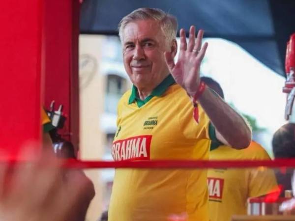 El técnico italiano disfrutó del carnaval en Brasil y la afición de la canarinha no desaprovechó para realizarle pedido a Carlo Ancelotti